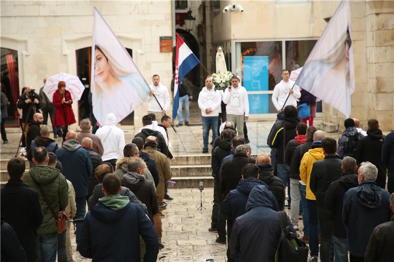 Performans "Tiha misa" u Splitu