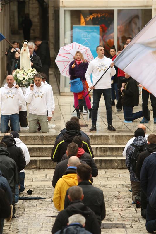 Performans "Tiha misa" u Splitu