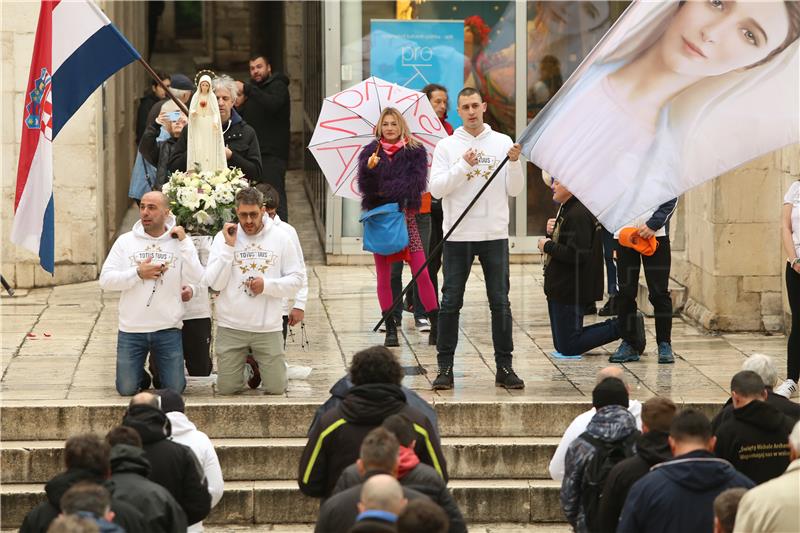 Performans "Tiha misa" u Splitu