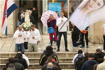 Performans "Tiha misa" u Splitu