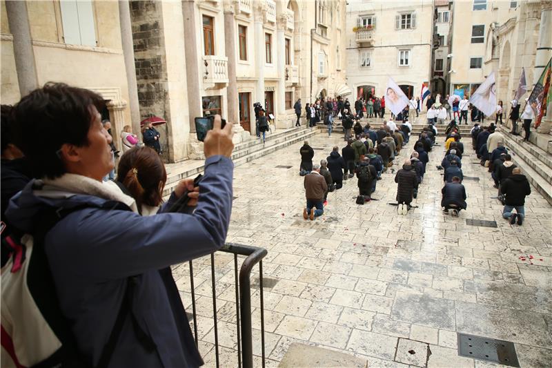 Performans "Tiha misa" u Splitu