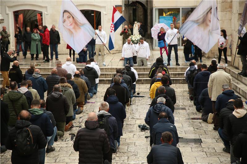 Performans "Tiha misa" u Splitu