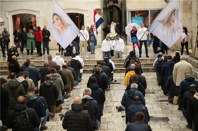 Performans "Tiha misa" u Splitu