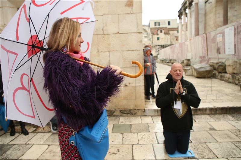 Performans "Tiha misa" u Splitu