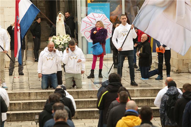 Performans "Tiha misa" u Splitu