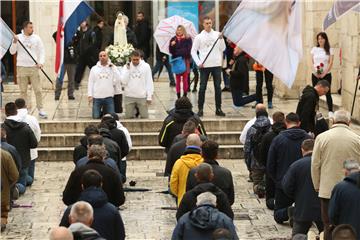 Performans "Tiha misa" u Splitu