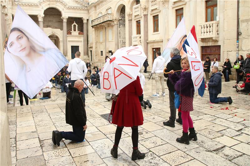 Performans "Tiha misa" u Splitu