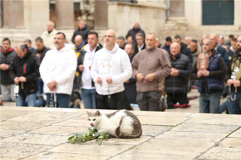 Performans "Tiha misa" u Splitu