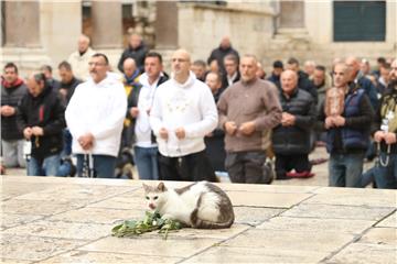 Performans "Tiha misa" u Splitu