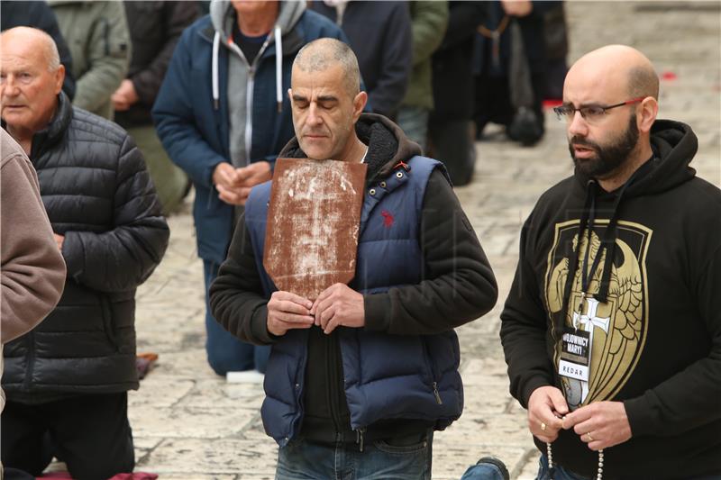 Performans "Tiha misa" u Splitu