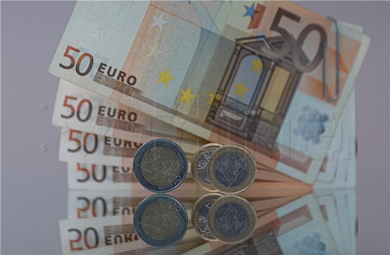 Primanja kućanstava u eurozoni rast će četiri puta slabije od cijena - anketa ECB-a