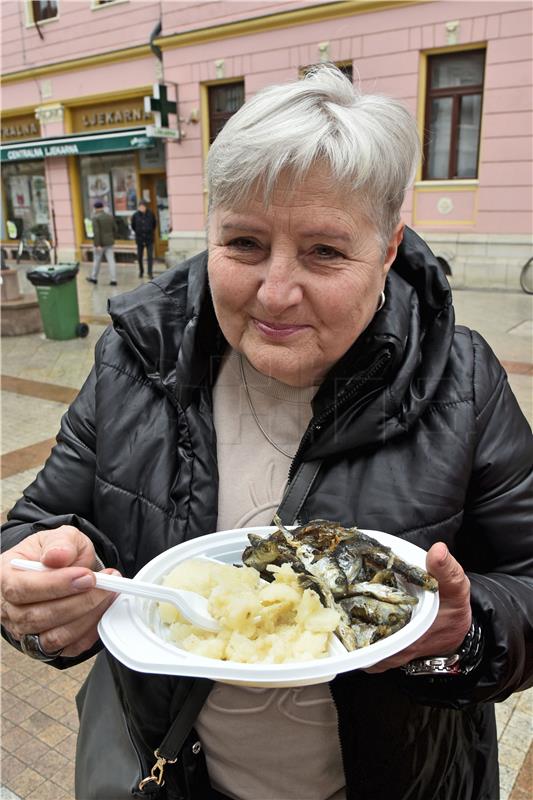 Podjela posnog obroka u središtu Vinkovaca