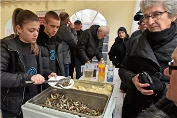 Podjela posnog obroka u središtu Vinkovaca