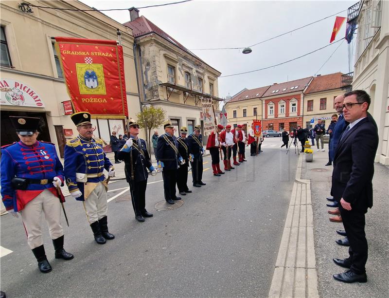 Povijesne postrojbe u Krapini na 500. rođendanu 'Kostelske uskrsne pištole'