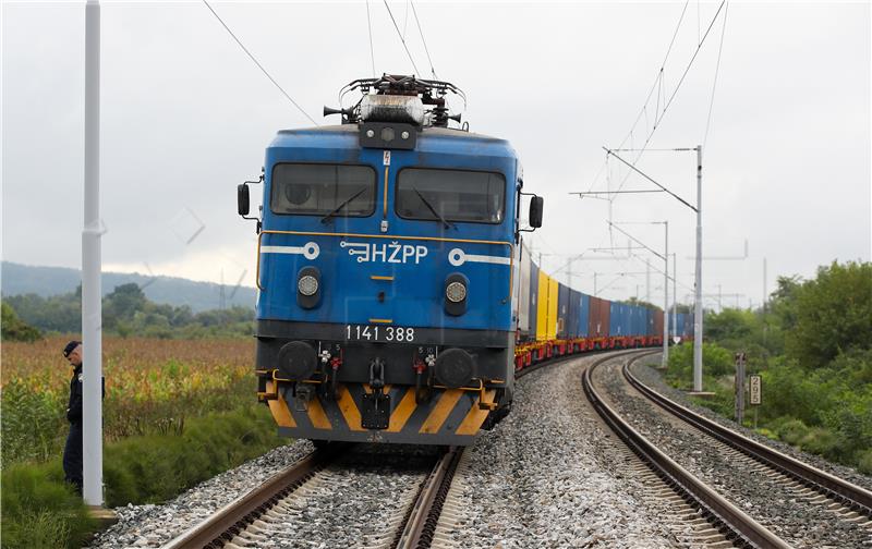 Slavonski Brod: Teško stradao 15-godišnjak dok se penjao na vagone