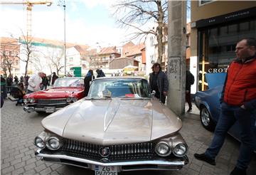 Održana izložba oldtimera na Europskom trgu u Zagrebu, predstavljeno 130 vozila