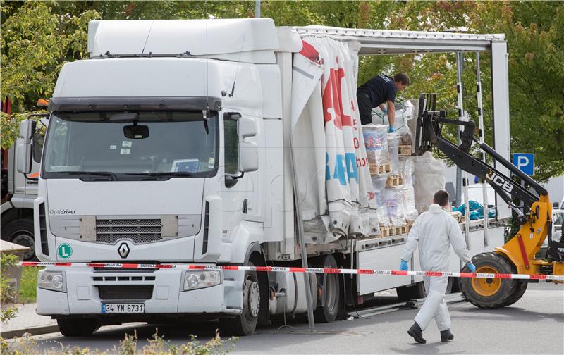 Mađarska policija pronašla 17 migranata naguranih u kamionu