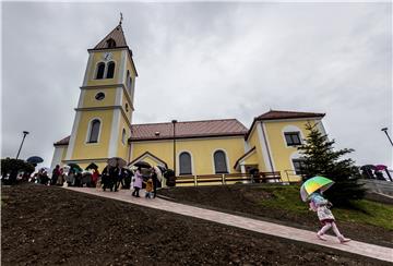 Svečano otvorenje župne crkve Uzvišenja Svetog Križa u Kravarskom