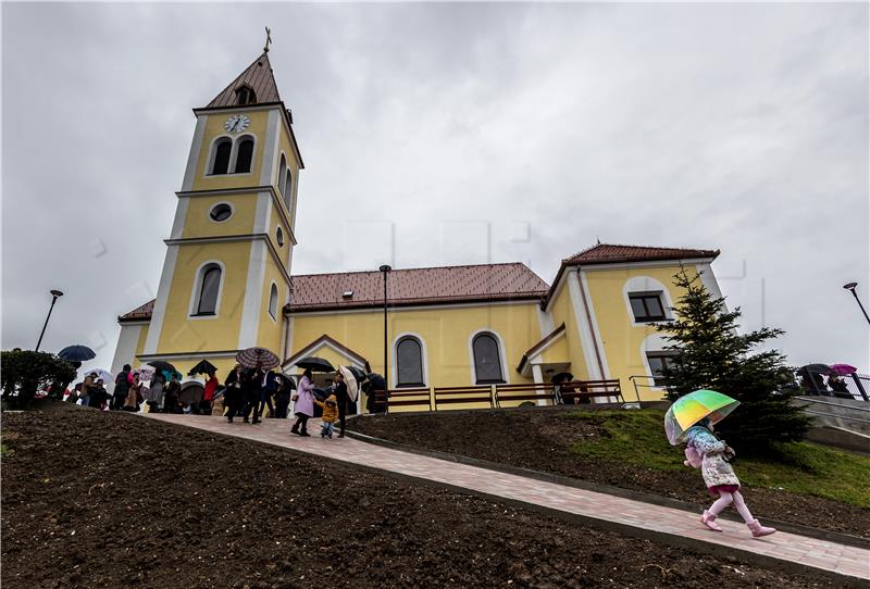 Otvorena i posvećena župna crkva Uzvišenja Sv. Križa u Kravarskom