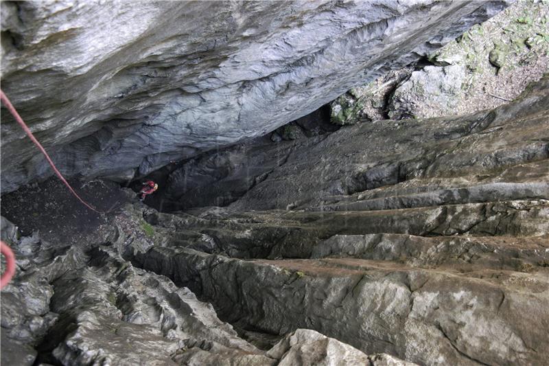 Slovenija: Nakon 30 sati spašavanja unesrećena speleologinja izvučena iz jame