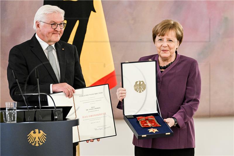 Njemačka: Merkel dobila najviše državno odličje, mišljenja podijeljena