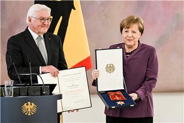 Njemačka: Merkel dobila najviše državno odličje, mišljenja podijeljena