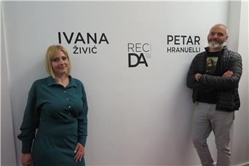 Izložba beogradske slikarice Ivane Živić i bračkog kipara Petra Hranuellija