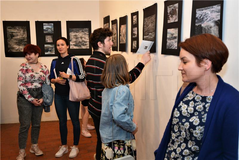 U Karlovcu otvorena izložba radova Jasmine Jakopanec "Kompozicija vode"