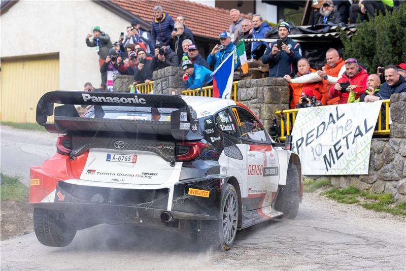 Ogier i Rovanpera probušili gume, Neuville oštetio automobil