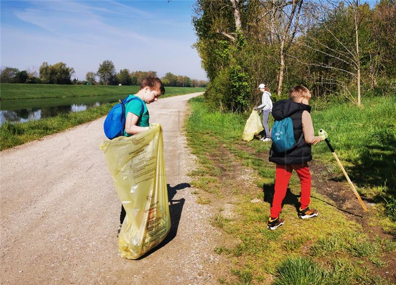 Volonterska akcija čišćenja obale rijeke Drave privukla velik broj Varaždinaca