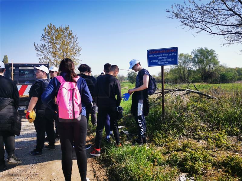 Volonterska akcija čišćenja obale rijeke Drave privukla velik broj Varaždinaca