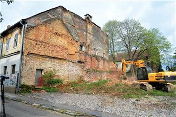 Počelo uklanjanje ruševnih karlovačkih zgrada