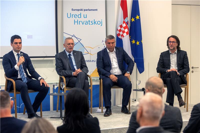 Migration problem requires balanced approach - round table 