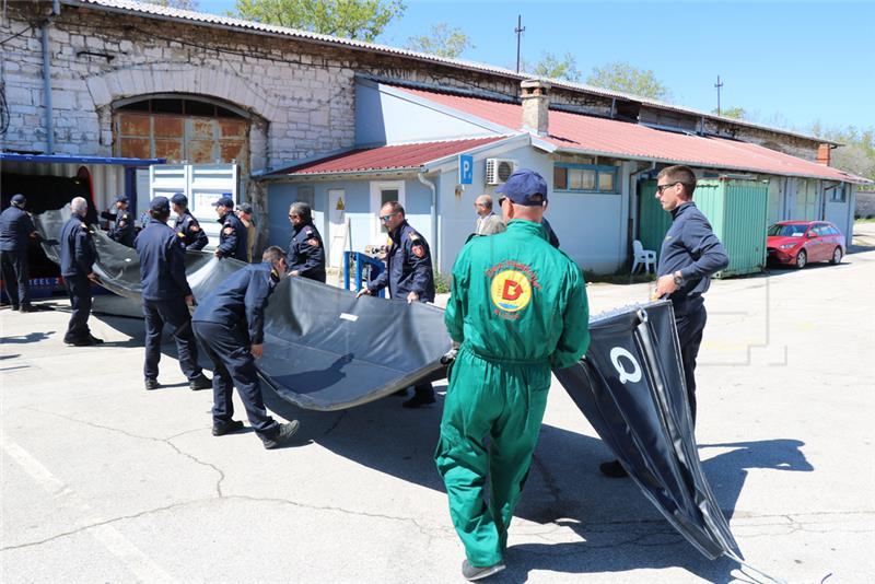 Pula: Istra nabavila opremu za sprječavanje širenja onečišćenja mora