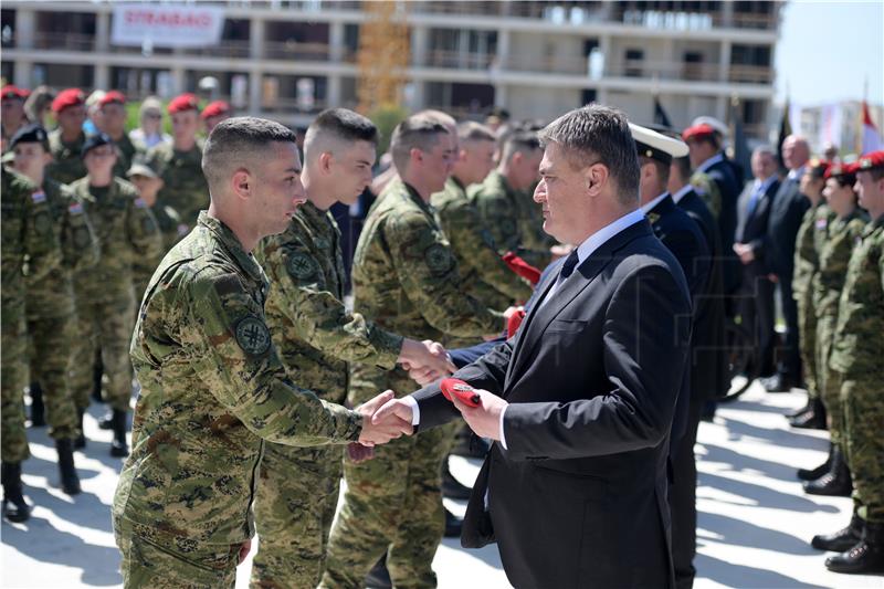 Predsjednik na svečanoj prisezi i dodjeli beretki pripadnicima 3. mehanizirane bojne 