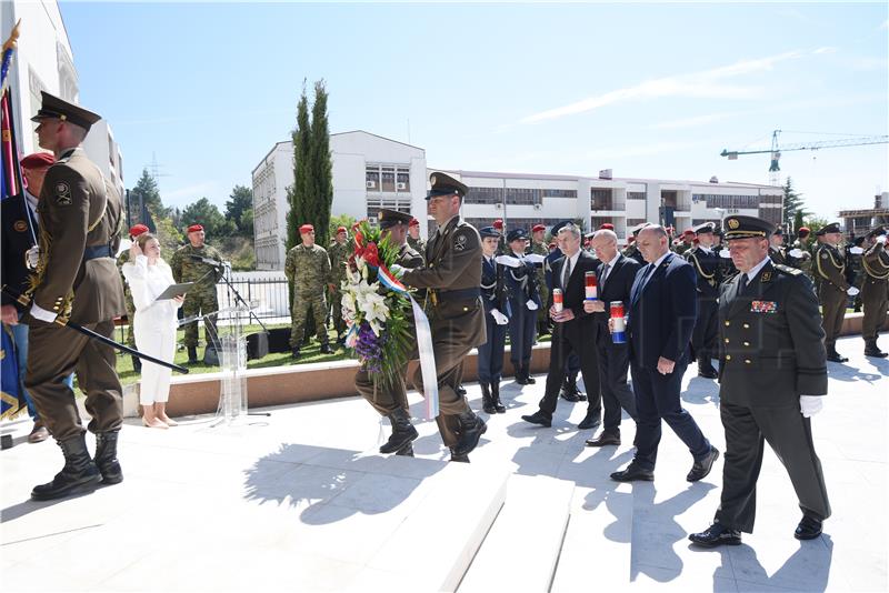 Predsjednik na svečanoj prisezi i dodjeli beretki pripadnicima 3. mehanizirane bojne 