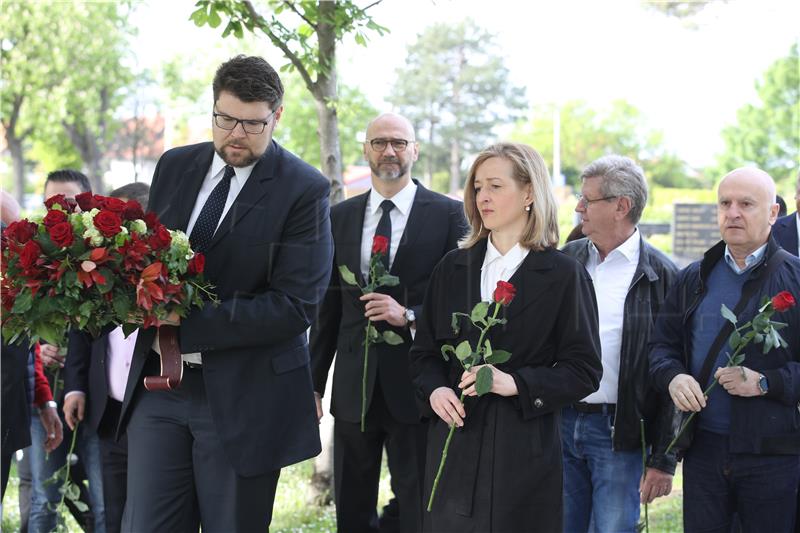 Delegacija SDP-a zapalila svijeće na grobu Ivice Račana