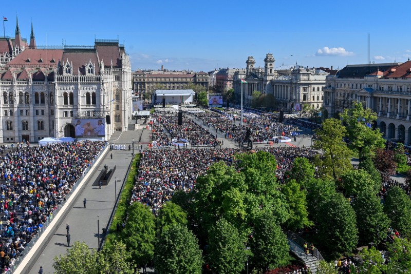 U Budimpešti deseci tisuća ljudi na Papinoj misi