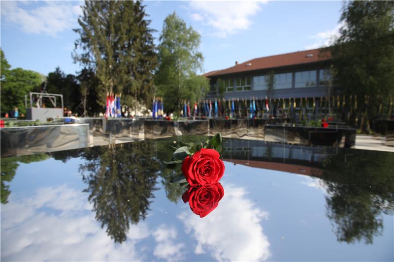 Okučani: Wreaths and candles for those killed in Operation Flash