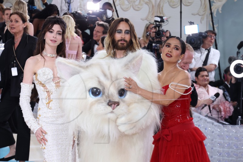 Met Gala: Doja Cat i Jared Leto stigli maskirani u Lagerfeldovu Choupette  