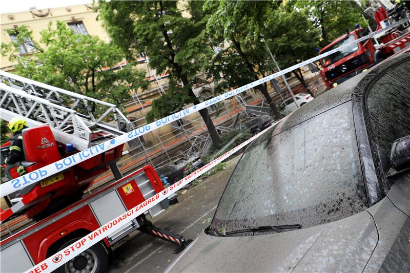 Urušili se skela i dio zgrade u centru Zagreba, oštećeno više automobila