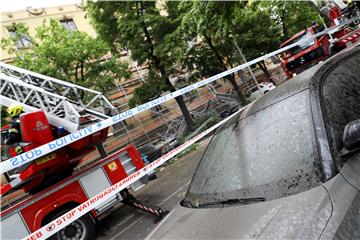 Urušili se skela i dio zgrade u centru Zagreba, oštećeno više automobila