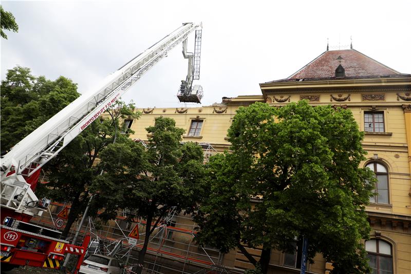 Urušili se skela i dio zgrade u centru Zagreba, oštećeno više automobila