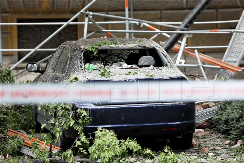 Urušili se skela i dio zgrade u centru Zagreba, oštećeno više automobila