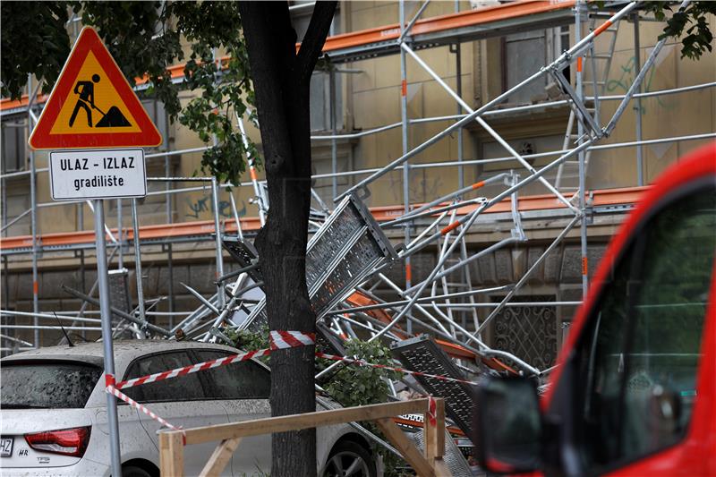 Urušili se skela i dio zgrade u centru Zagreba, oštećeno više automobila