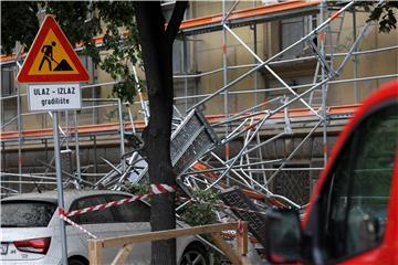 Urušili se skela i dio zgrade u centru Zagreba, oštećeno više automobila