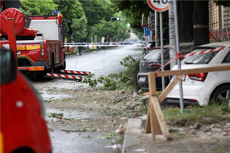 Urušili se skela i dio zgrade u centru Zagreba, oštećeno više automobila