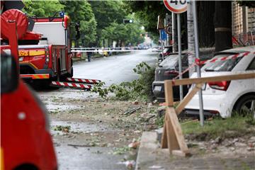 Urušili se skela i dio zgrade u centru Zagreba, oštećeno više automobila