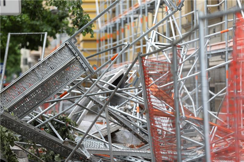 Urušili se skela i dio zgrade u centru Zagreba, oštećeno više automobila