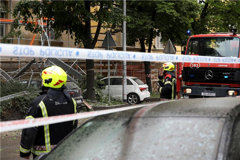 Urušili se skela i dio zgrade u centru Zagreba, oštećeno više automobila